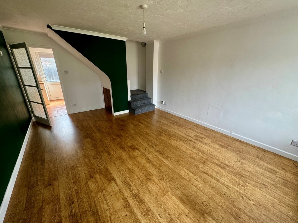 Lot: 124 - TWO-BEDROOM TERRACE HOUSE IN POPULAR LOCATION - Living room